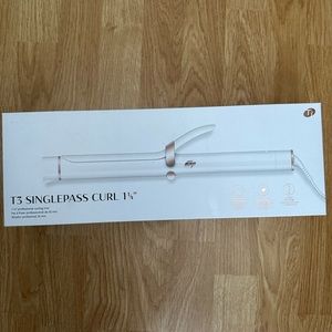 T3 SinglePass Curl Professional Curling Iron 1 1/4 inch barrel - Like new